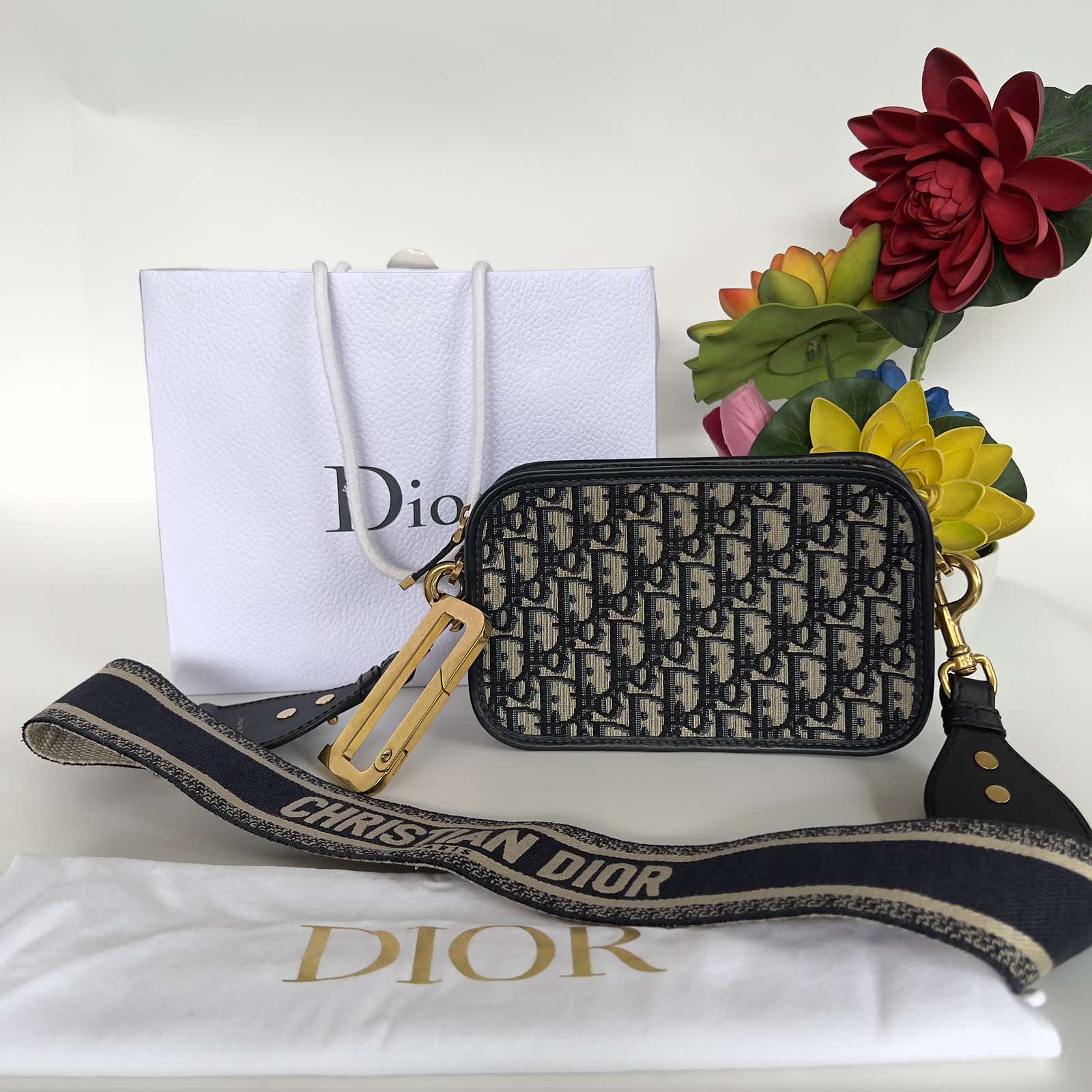 Dior Quake Oblique Crossbody Bag Gold Hardware. Made in Italy. With long  strap, dustbag & paperbag ❤️ - Canon E-Bags Prime