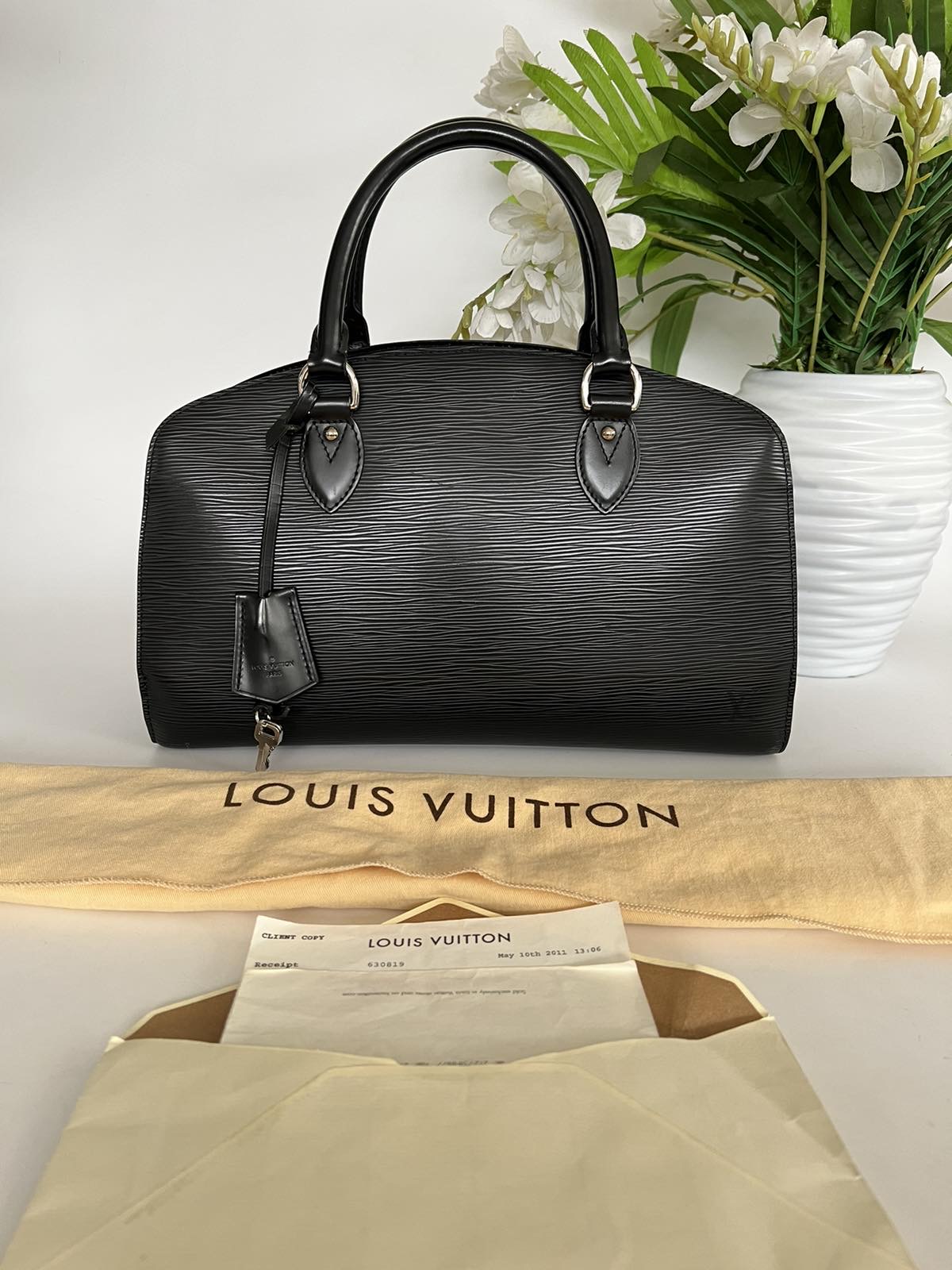 Pont neuf leather handbag Louis Vuitton Black in Leather - 27476390