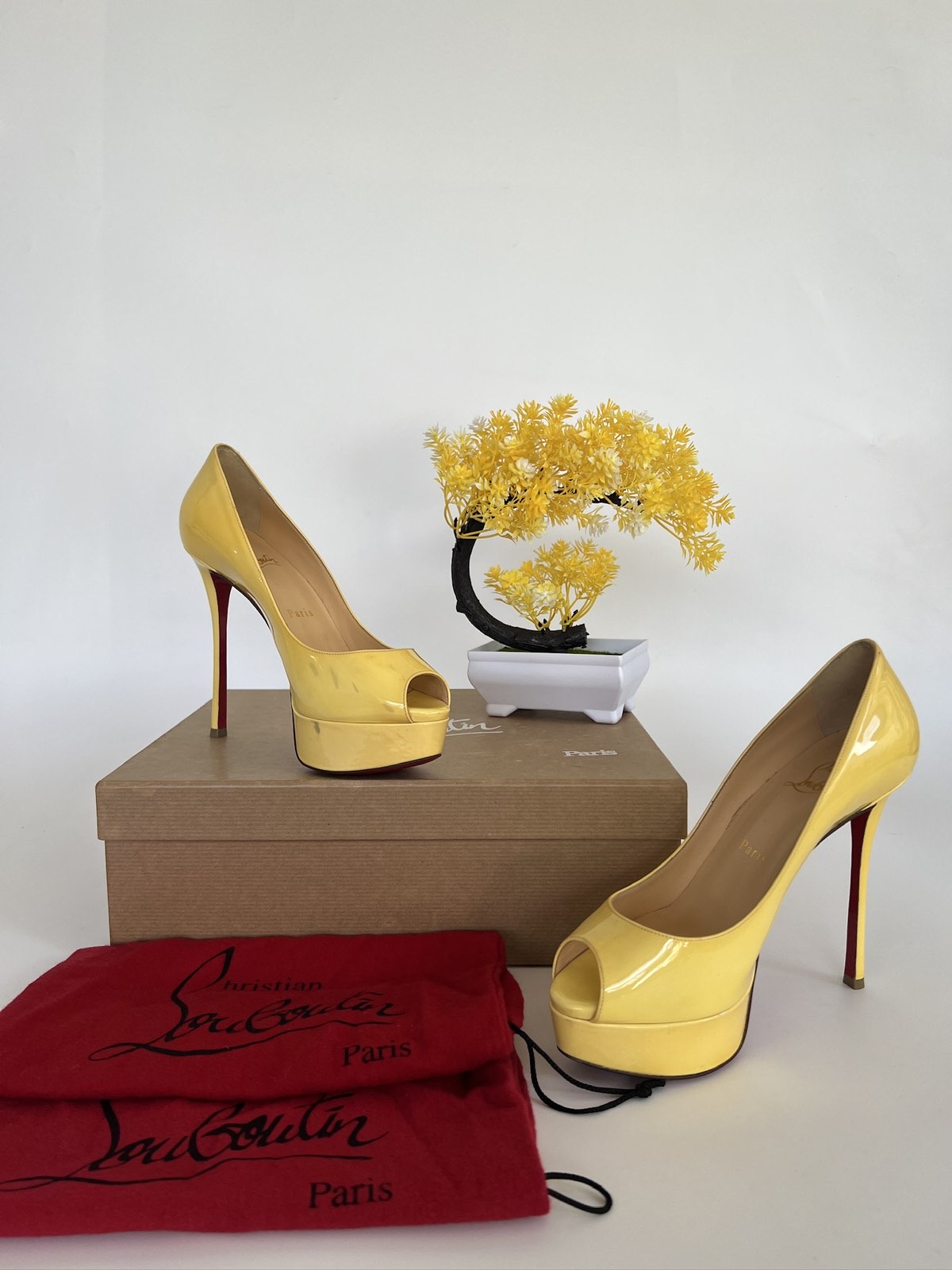 Christian Louboutin Yellow Patent Leather Pumps Size 36 ½ (23 cm). Made in  Italy. With dustbag & box ❤️