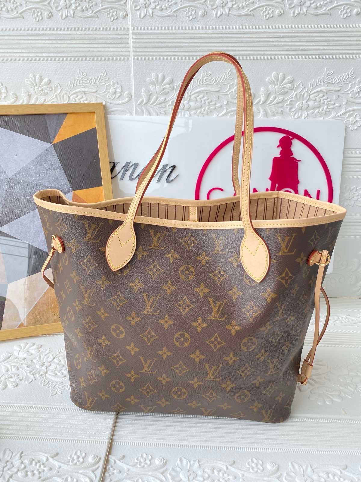 Louis Vuitton Monogram Neverfull MM. Made in France. DC 2019 - Canon E-Bags Prime