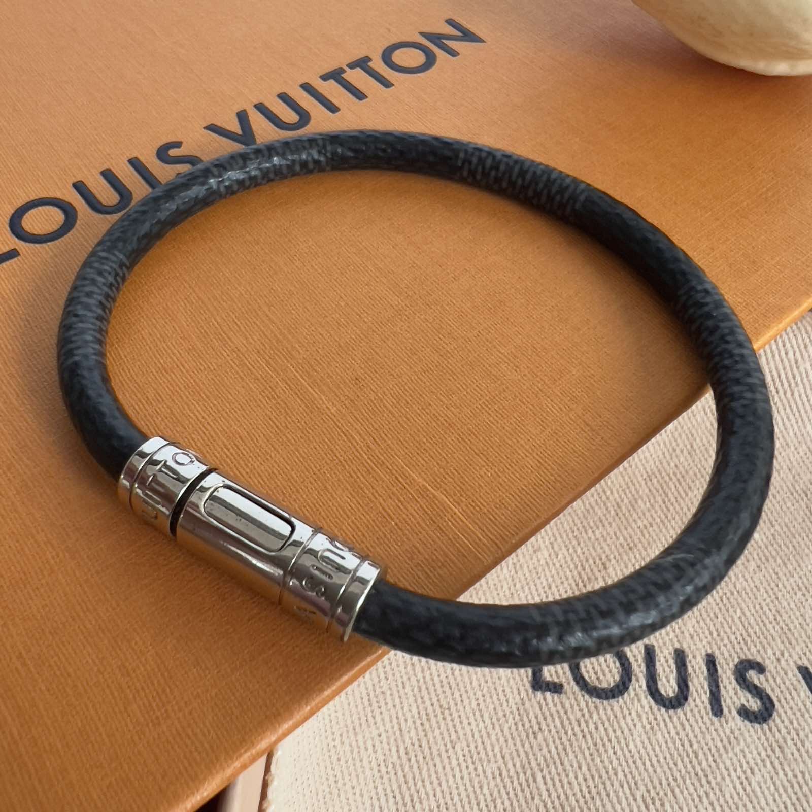 Louis Vuitton Bracelet Review (Damier Graphite Men's Check It) 
