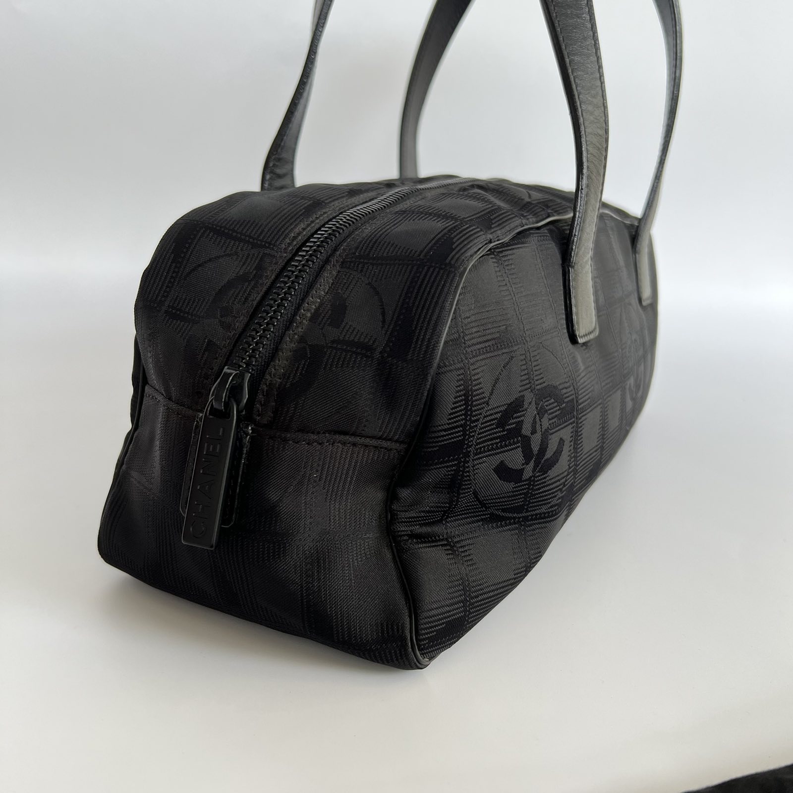 Travel bag Chanel Black in Synthetic - 29505468