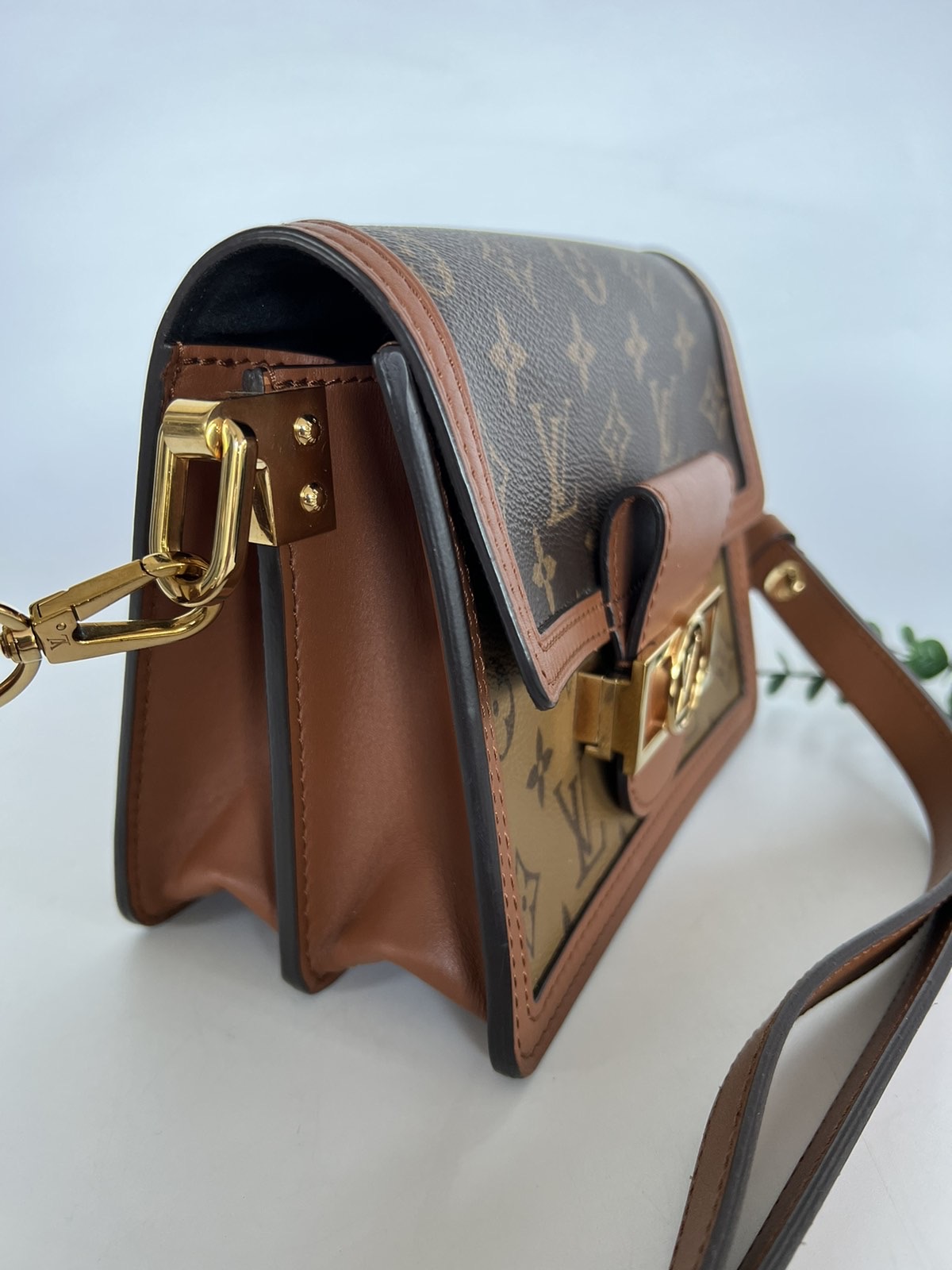 SOLD/LAYAWAY💕 Louis Vuitton Reverse Monogram Dauphine Medium Gold  Hardware. DC: FL0211. With long strap, receipt & dustbag ❤️