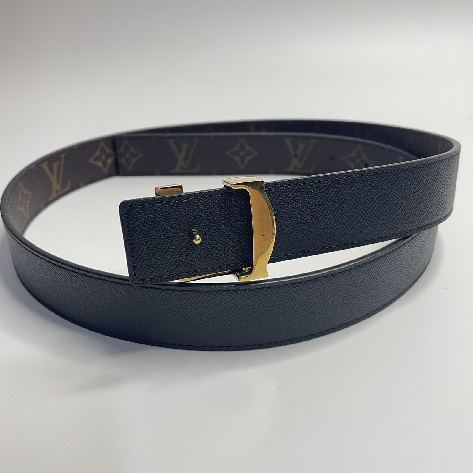 Louis Vuitton Reversible Belt Monogram/Black with Gold Buckle. Size 95 cm.  Made in Spain. With dustbag & box ❤️