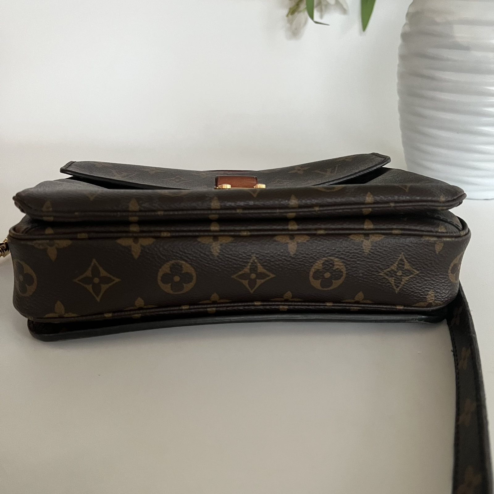 Louis Vuitton Monogram Canvas Metis. DC: PL3119. Made in Italy