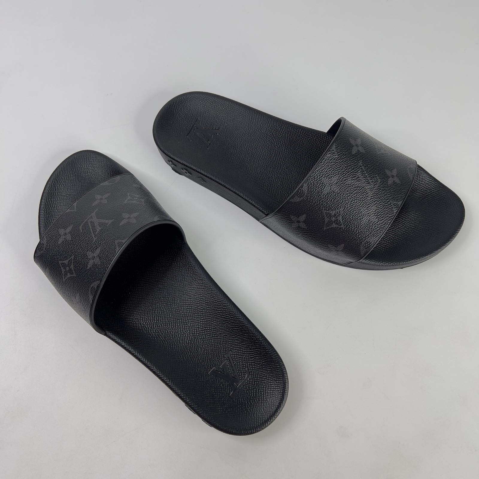 Louis Vuitton Monogram Eclipse Slides. Size 39. Made in Italy. No  inclusions ❤️