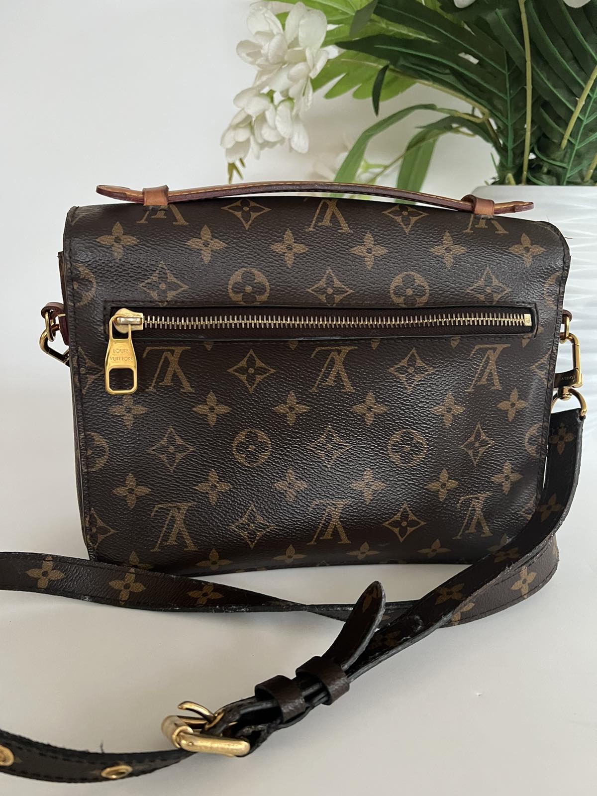 Louis Vuitton Monogram Canvas Metis. DC: PL3119. Made in Italy