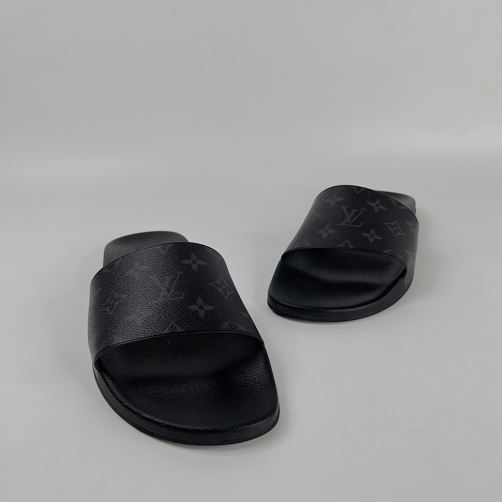 Louis Vuitton Monogram Eclipse Slides. Size 39. Made in Italy. No