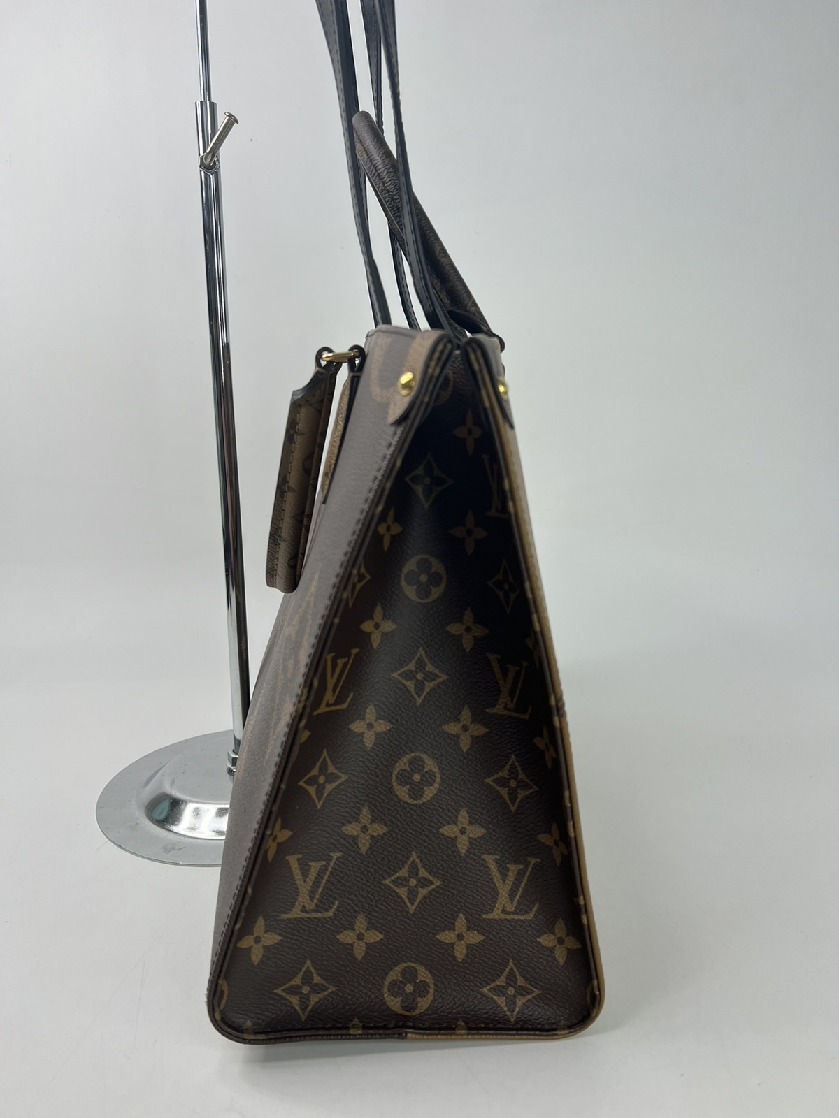 ✨NEW✨ : LV On The Go East West Monogram Reverse Microchip Size 25.0 x 13.0  x 10.0 ซม.