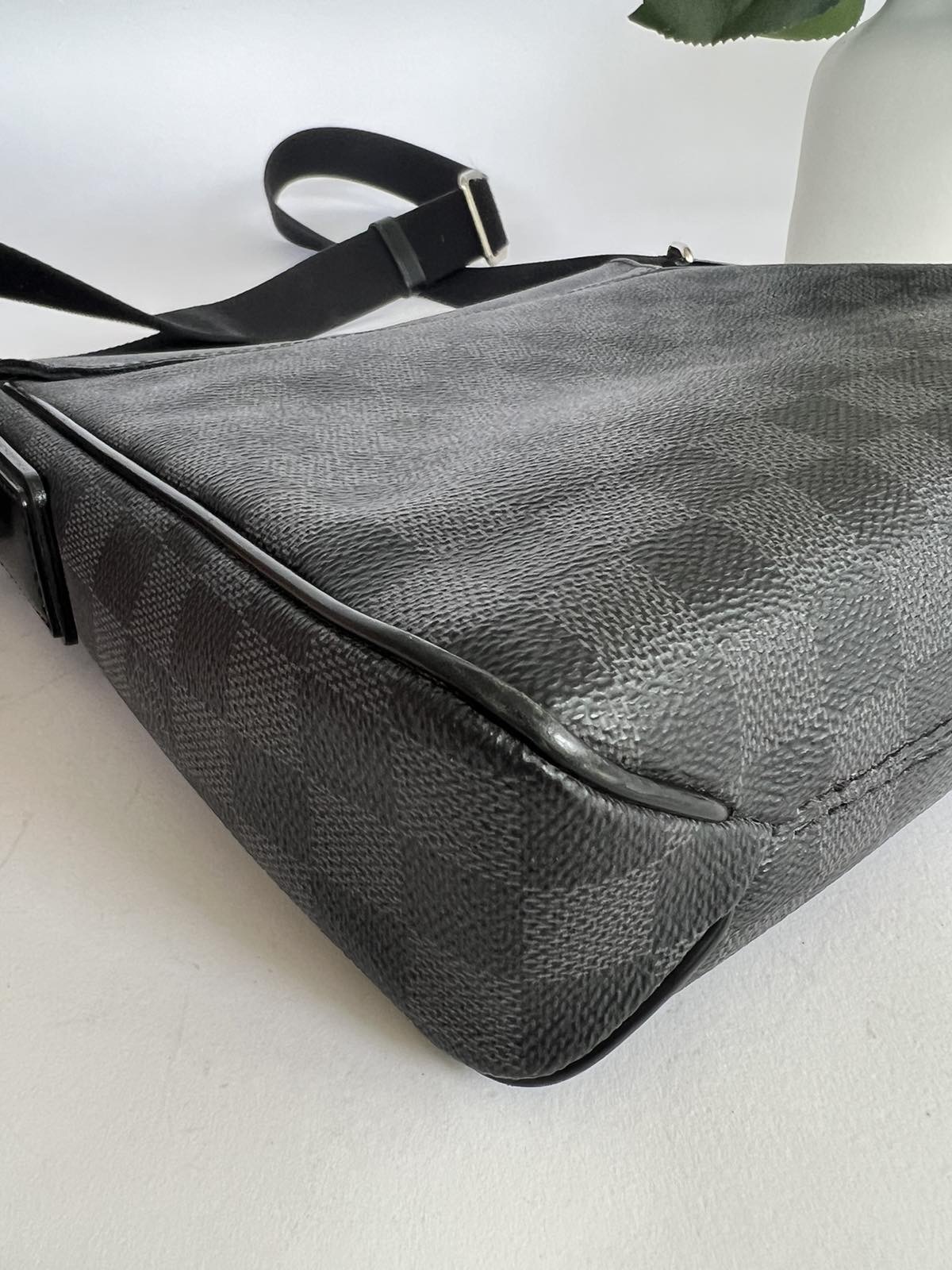 Louis Vuitton District MM Daimer Graphite – ＬＯＶＥＬＯＴＳＬＵＸＵＲＹ