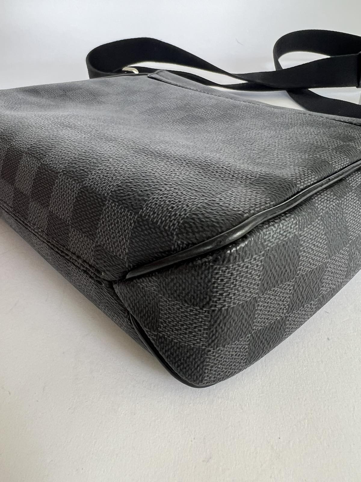 Louis Vuitton District MM Daimer Graphite – ＬＯＶＥＬＯＴＳＬＵＸＵＲＹ